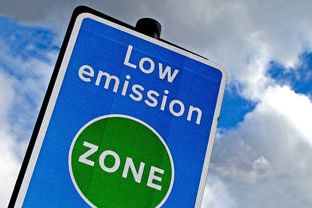 Panneau signalétique bleu avec l'inscription "Low emission zone"