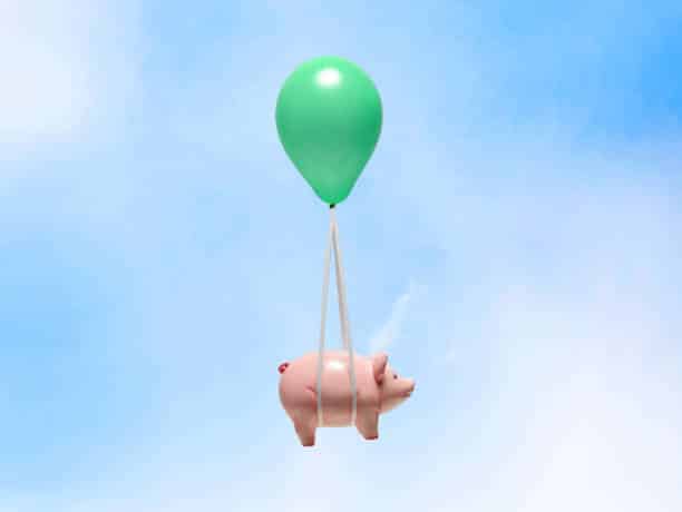 Tirelire en forme de cochon rose attachée à un ballon d'hélium vert