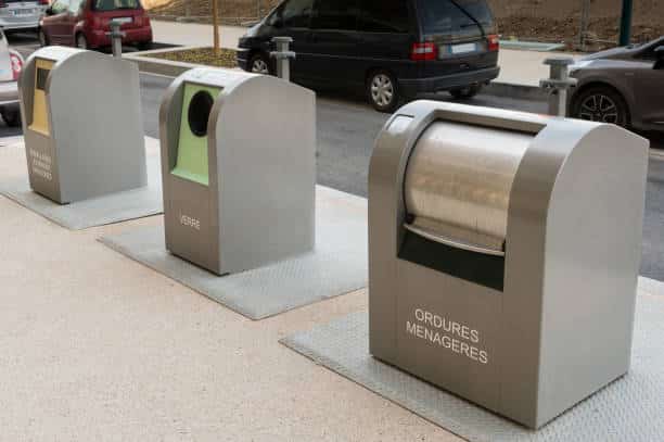 Trois poubelles urbaines de recyclage pour les déchets et ordures ménagères