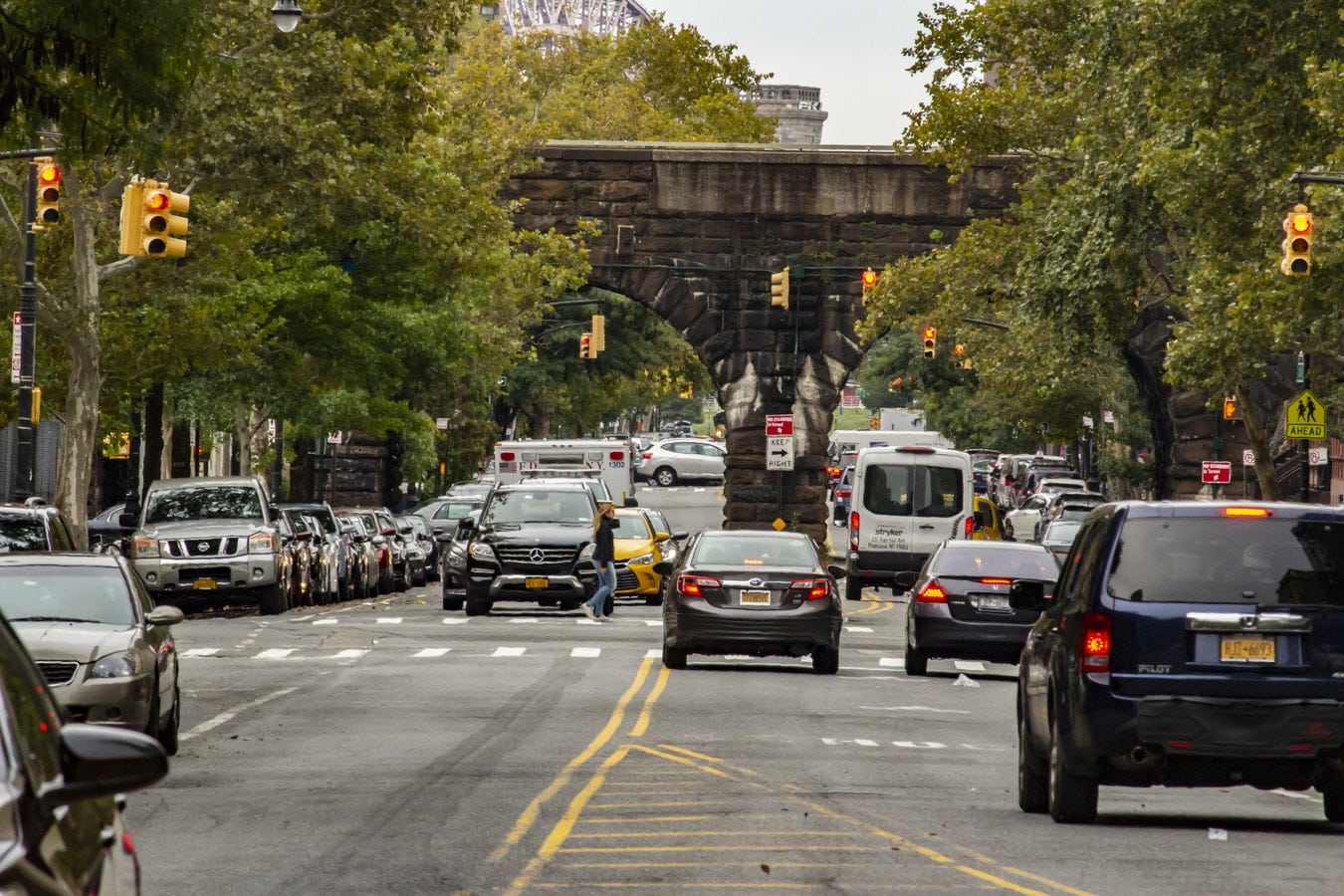 Voitures prises dans un embouteillage qui augmentent la pollution automobile