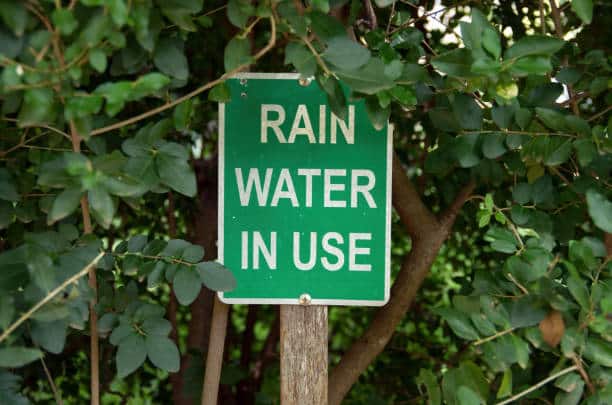 Panneau vert avec l'inscription "Rain water in use", soit "utilisation de l'eau de pluie"