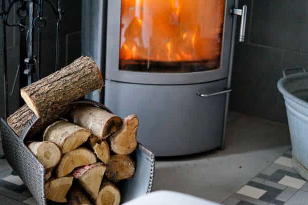 Poêle à bois avec un panier de bûches