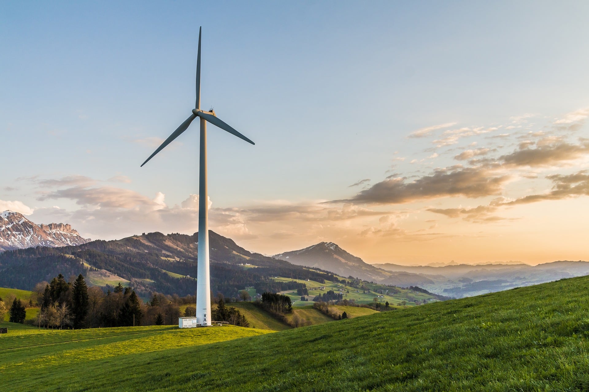 Éolienne installée en campagne