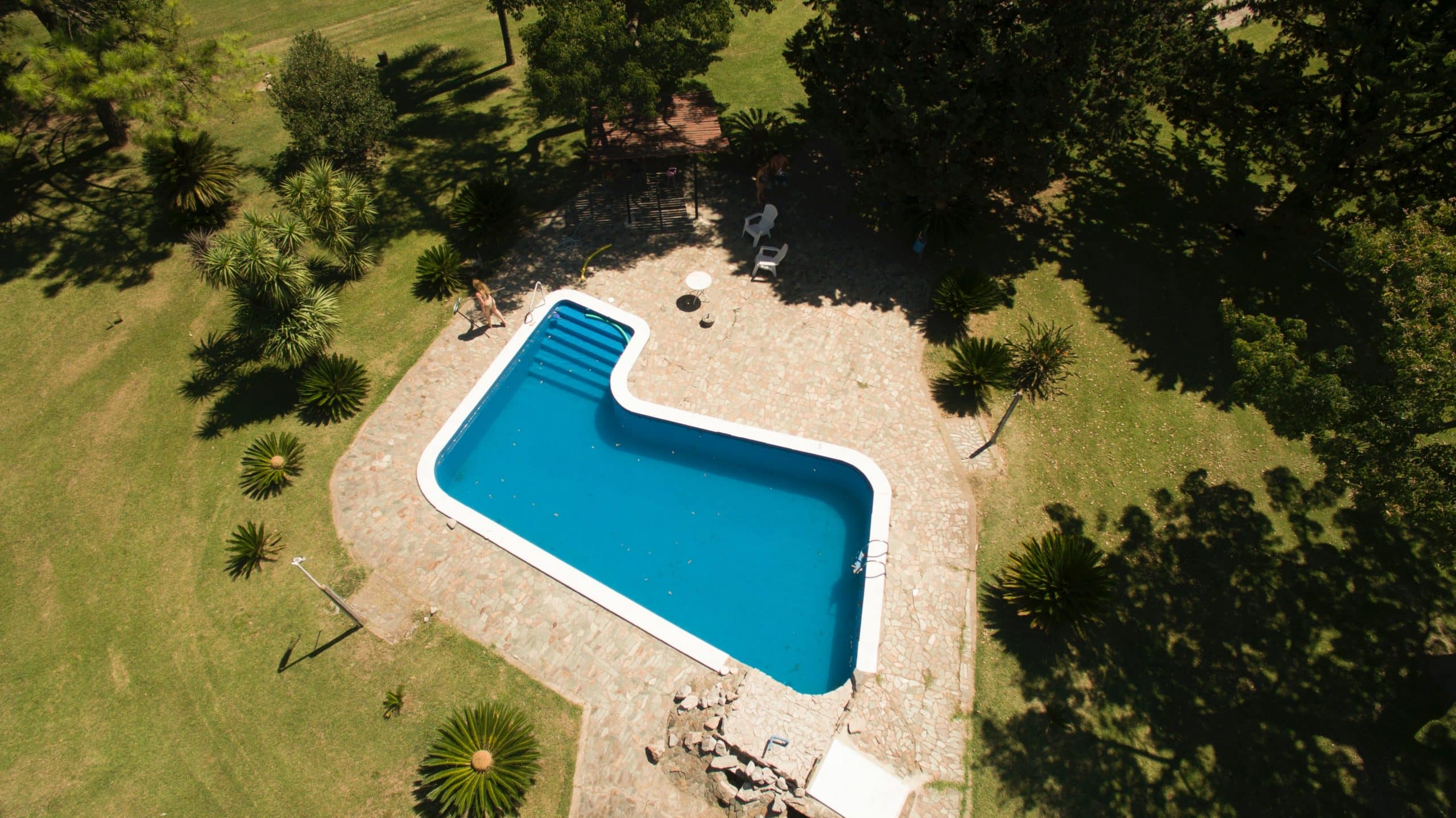 Une piscine vue du ciel