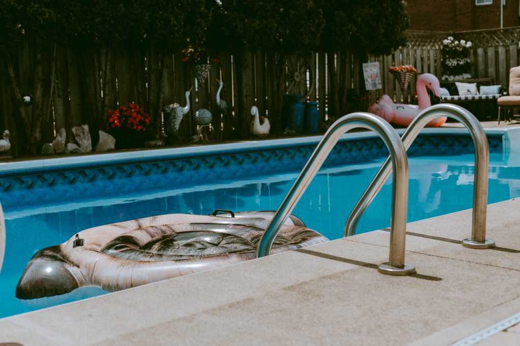 Piscine avec échelle et bouée