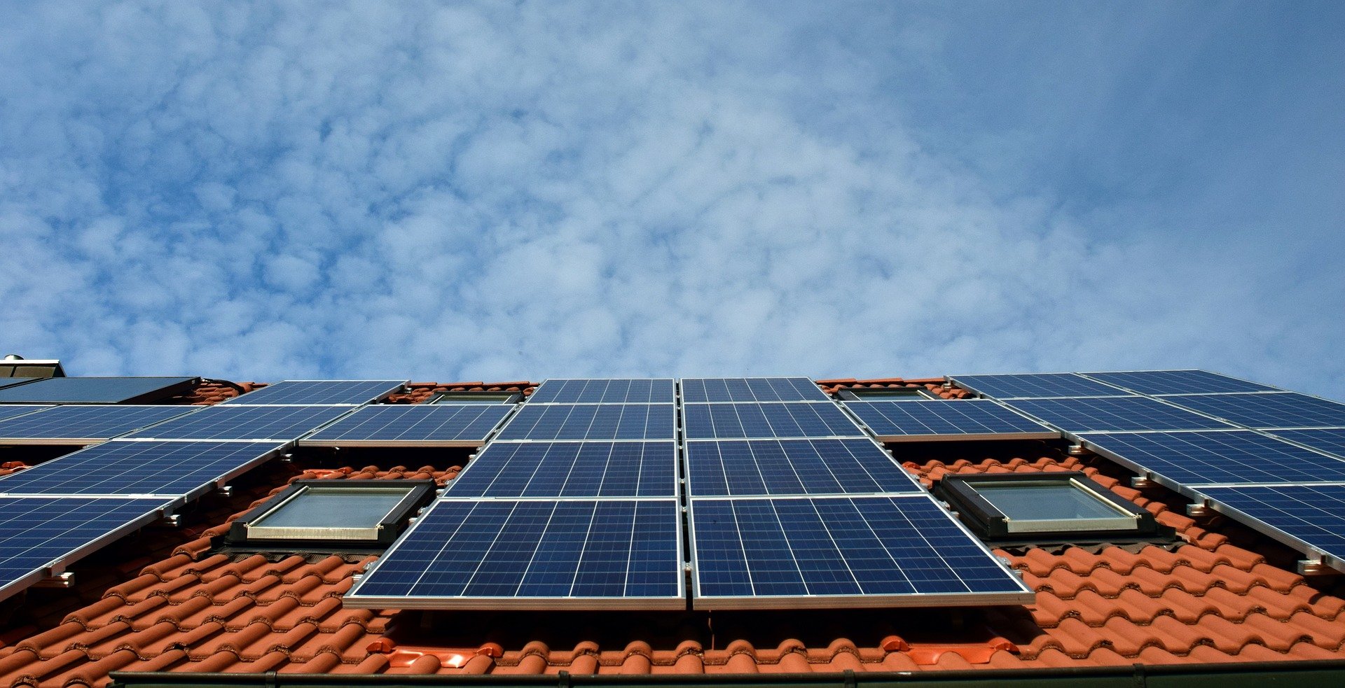 Panneau solaire sur le toit d'une maison pour de l'autoconsommation