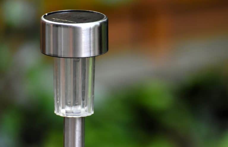 Des luminaires solaires pour éclairer le jardin