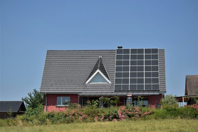 Pourquoi installer des panneaux solaires sur votre maison est un investissement intelligent pour votre autonomie énergétique ?